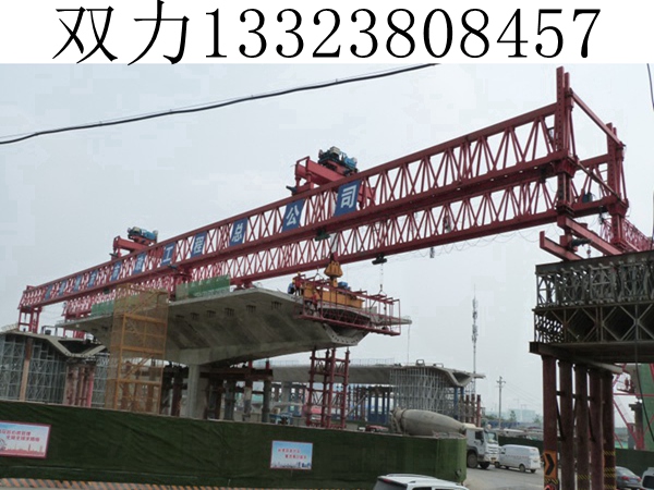 節(jié)段拼架橋機(jī)的靈活性表現(xiàn)在能夠根據(jù)實際施工需求進(jìn)行定制